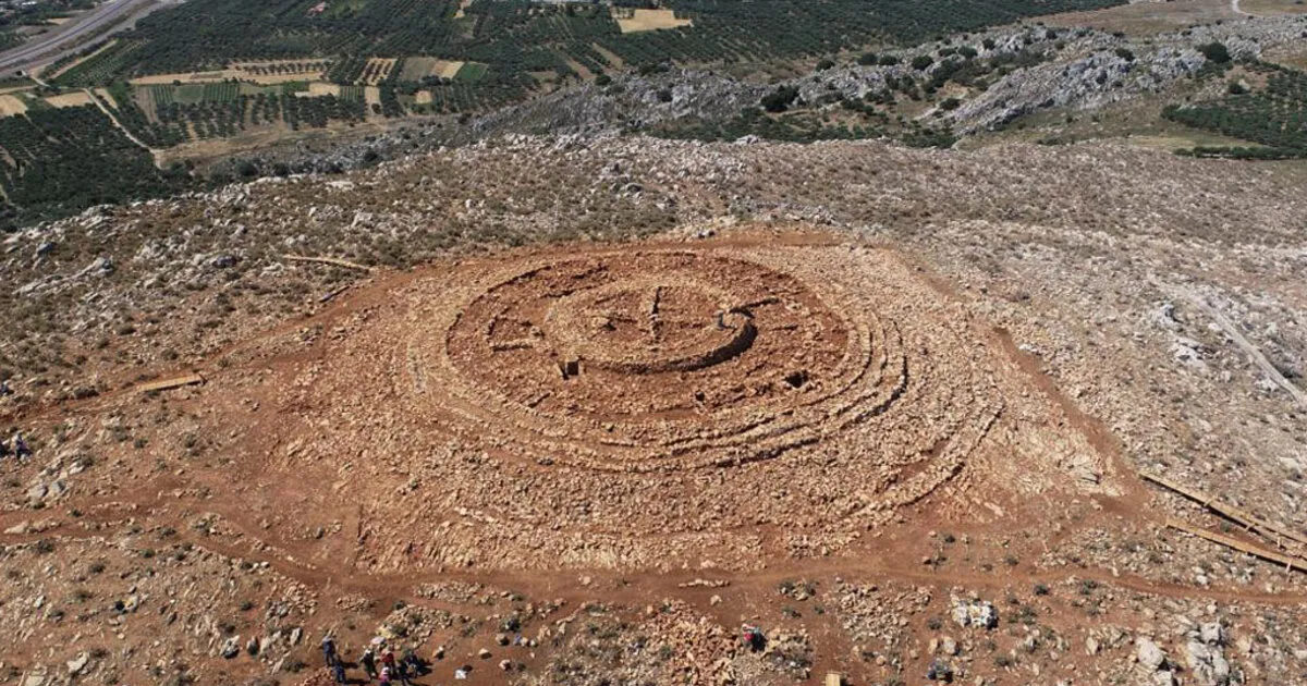 Παπούρα — Η Μινωική Πύλη του Ουρανού